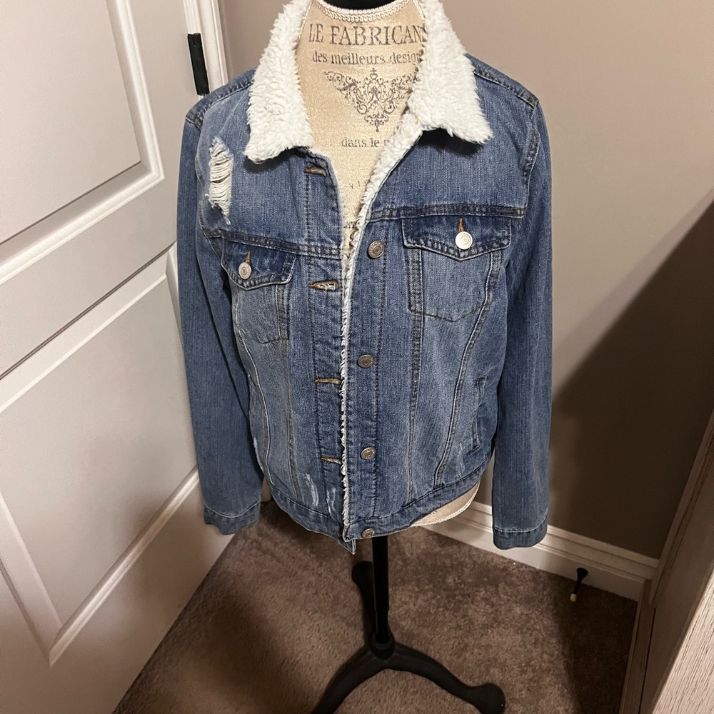 Jean jacket with fur collar throughout jacket